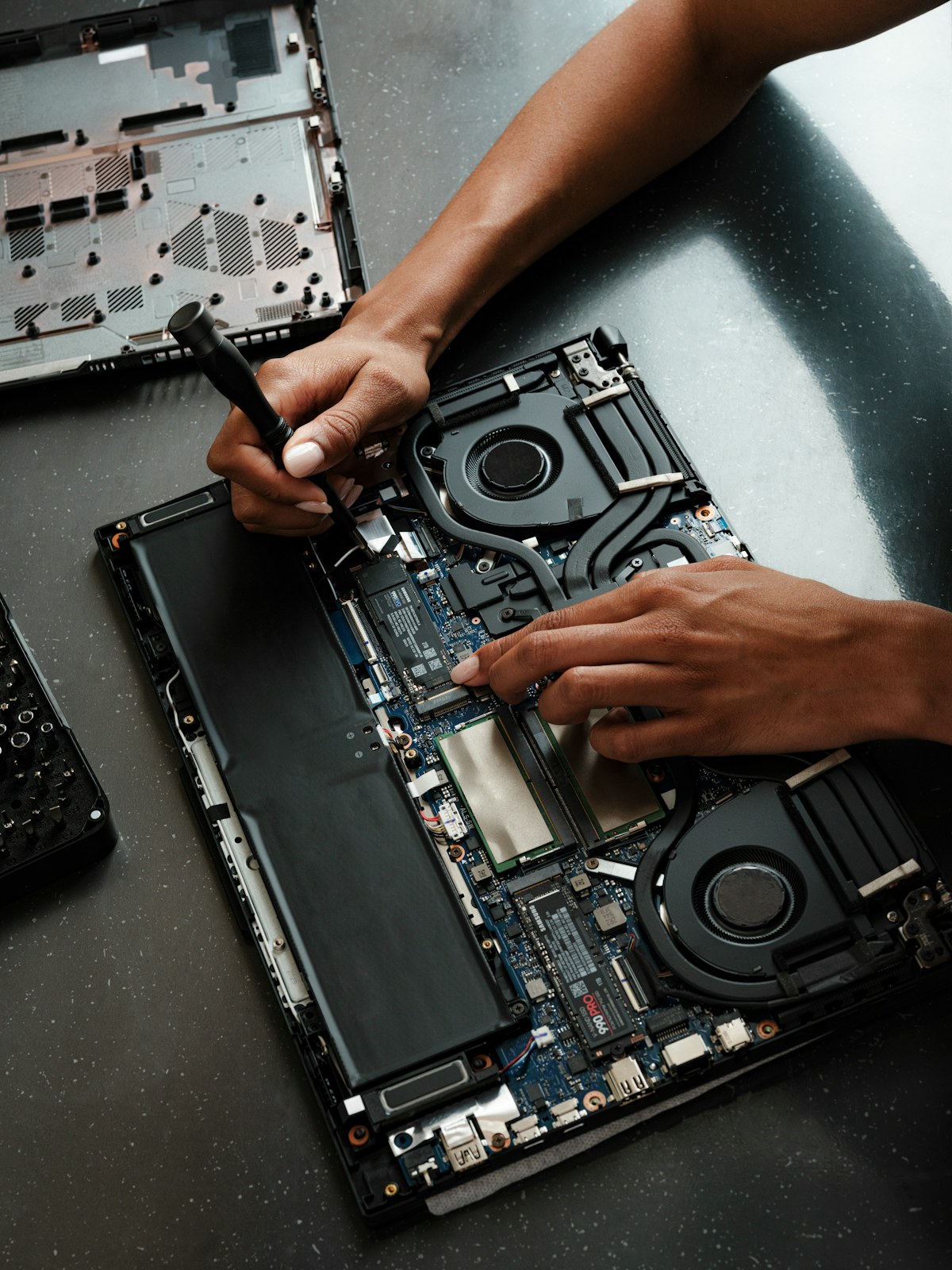 Açık bir laptopta hassas parçalar üzerinde yapılan teknik bakım